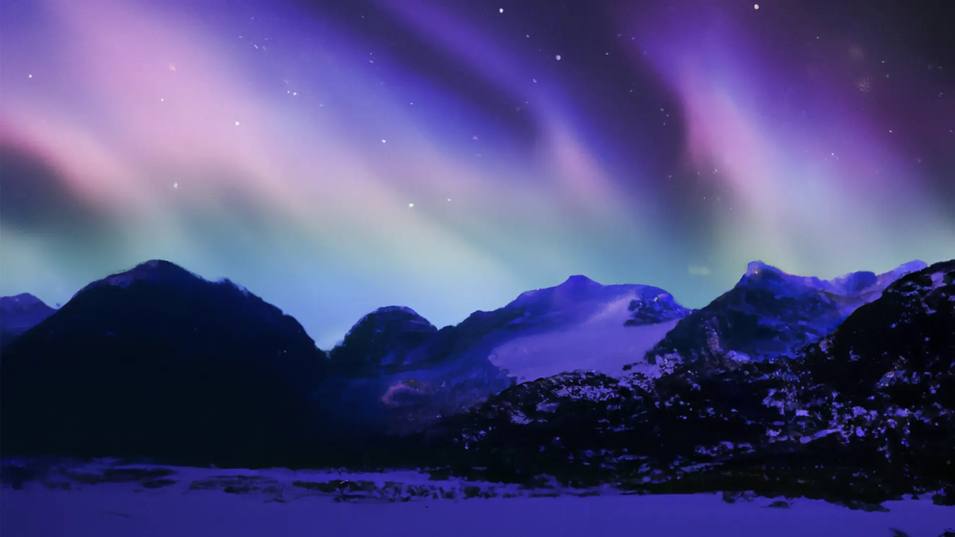 夜空中雪山上方的蓝紫色极光